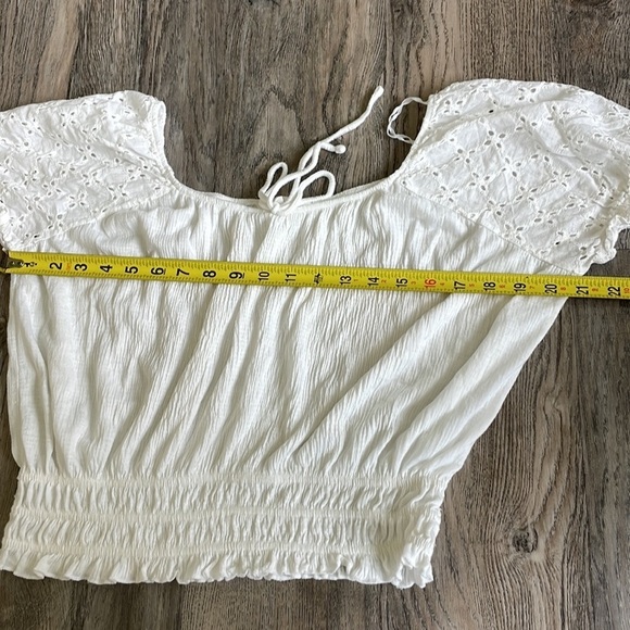 Caution to the Wind Women’s White Cropped Eyelet Top, Elastic Hem. Size medium. - Picture 7 of 8